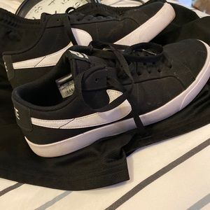 *GENTLY USED* Men’s Size 9 Black/White Nike Shoes